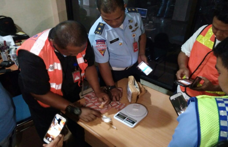 Petugas Pengamanan Bandara Sentani Gagalkan Penyelundupan Narkoba